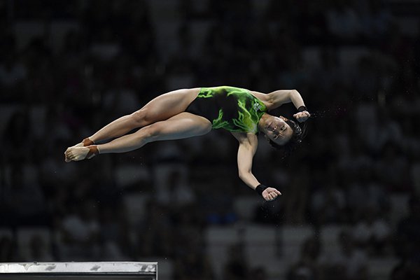 爱游戏娱乐-西班牙跳水选手飘在空中，夺得金牌