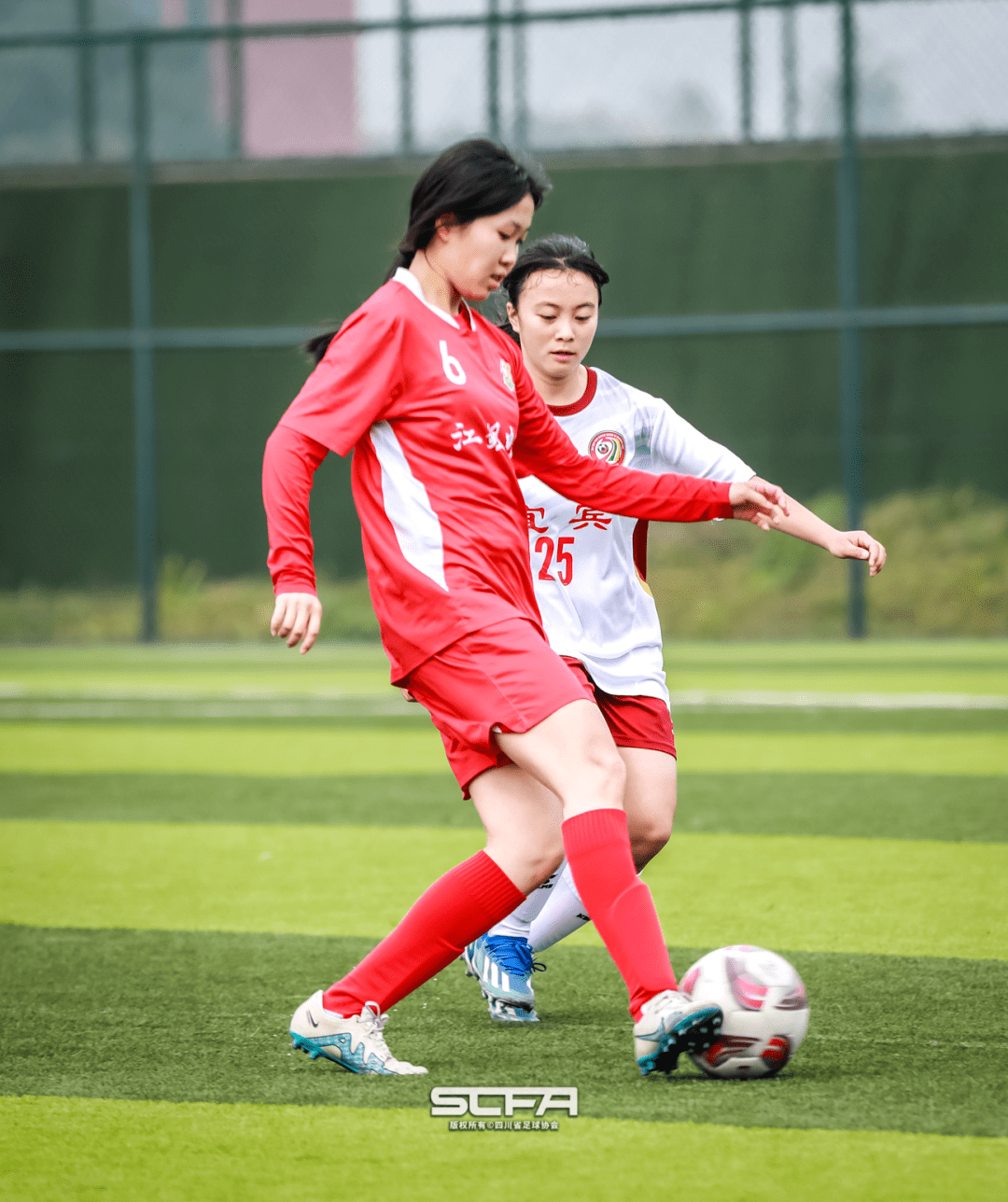 包含精彩纷呈的足球盛宴，女子比赛激情澎湃的词条