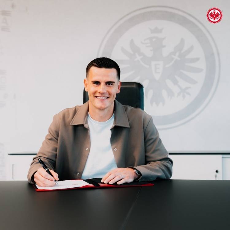 爱游戏官方-关于法兰克福球员努力拼搏，力争取得关键三分的信息