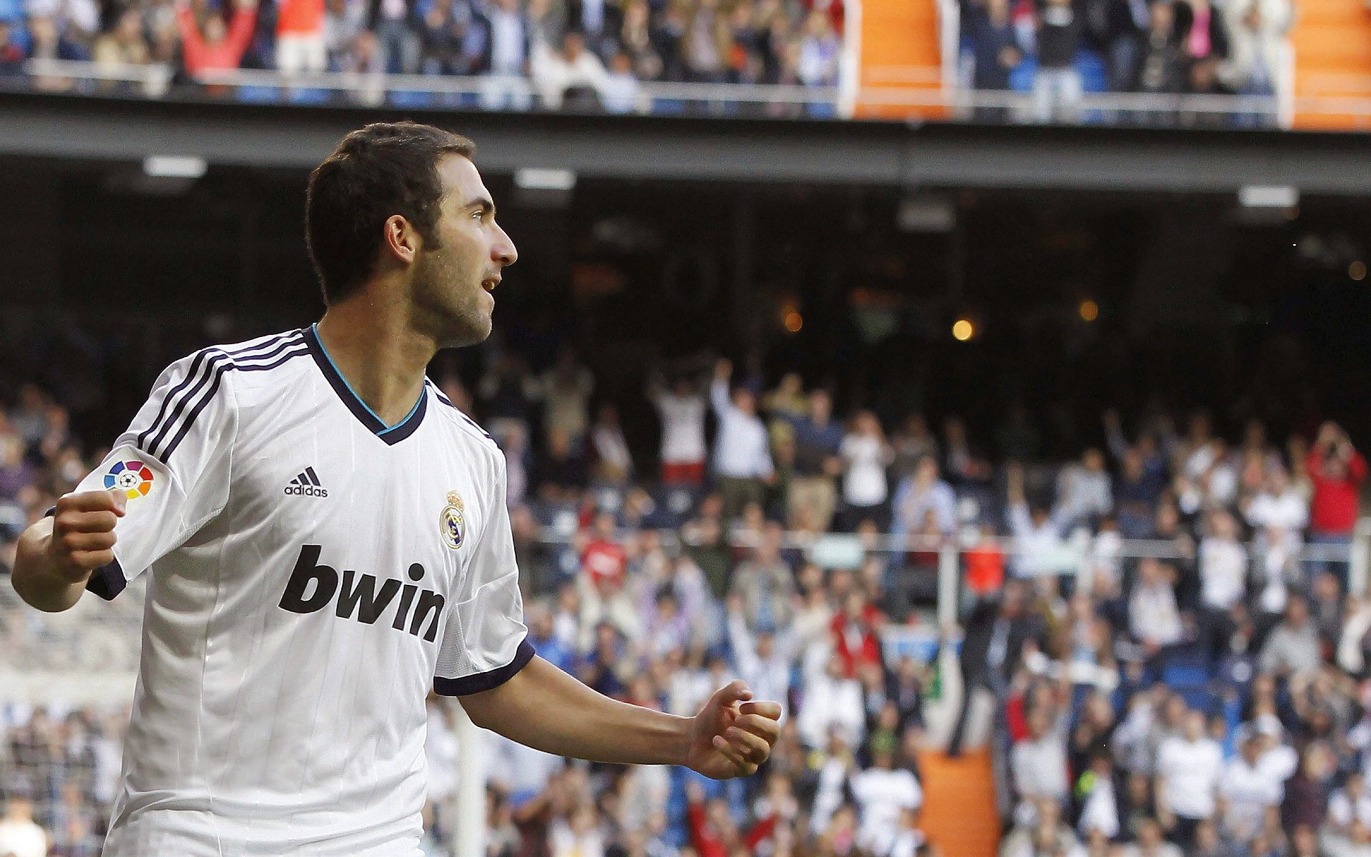 AYX体育赛事-卡马文加惊艳四座，委内瑞拉收割尼日利亚—新星崛起与足球版图的重构